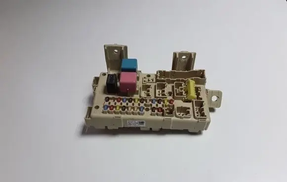Toyota Avensis T250 Fuse module 8264105030