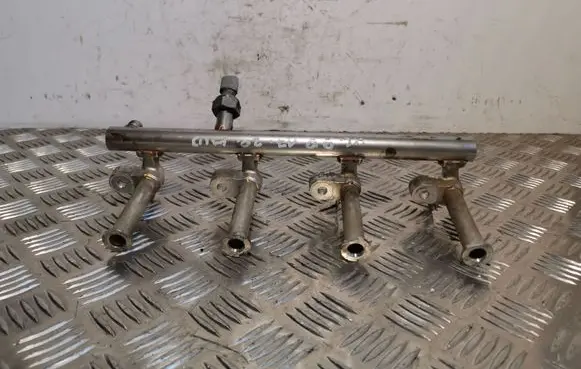 Volvo XC90 Fuel main line pipe P32203060