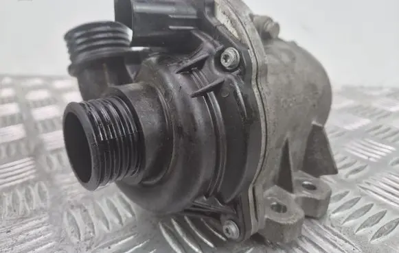 BMW 1 E82 E88 Water pump 7632426