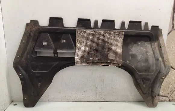 Volkswagen Golf Plus Engine splash shield/under tray 1K0825237