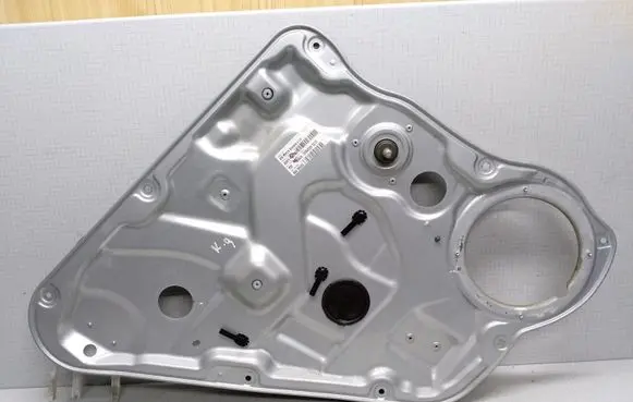 Rear door manual window regulator