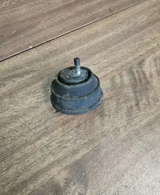 BMW 5 E34 Engine mount bracket