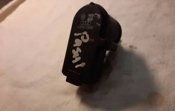 Volkswagen PASSAT B5 Headlight level adjustment motor 1J0941295B