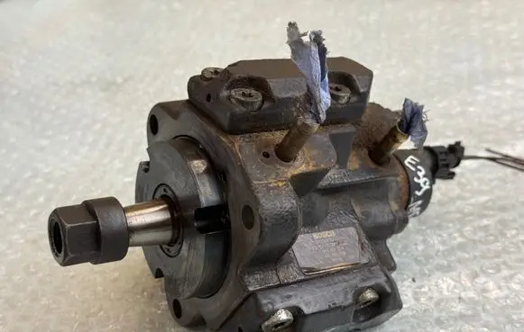 BMW 5 E39 Fuel injection high pressure pump 7787632 13517787632 0445010009