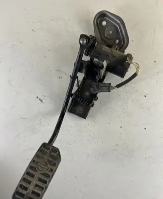 Nissan Almera N16 Accelerator throttle pedal 189195M300 0281002425