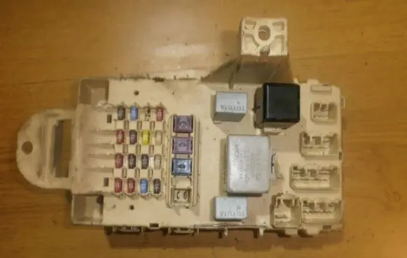 Toyota Yaris Fuse box set 827300d040
