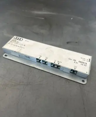 Audi A4 S4 B6 8E 8H Aerial antenna amplifier 8E9035225B