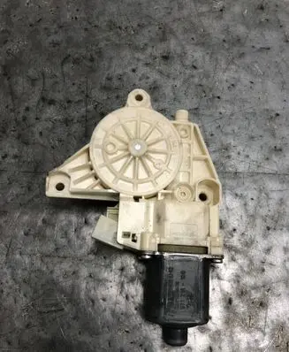 Mercedes-Benz E W212 Front door window regulator motor A2048200242