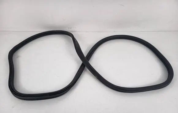 BMW 1 E82 E88 Trunk rubber seal (body) 7208106
