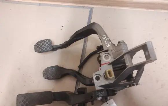 Audi A6 S6 C5 4B Pedal assembly 8D1721117