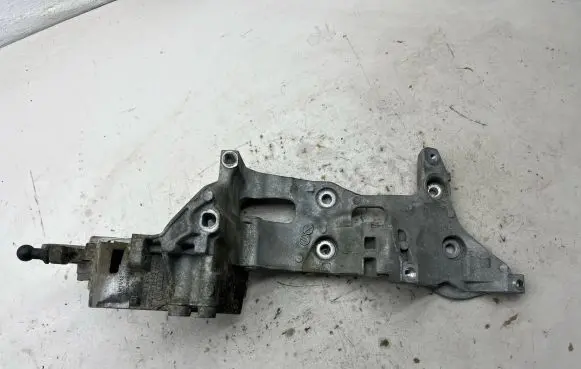 Volkswagen Golf VII Generator/alternator bracket 04L903143B