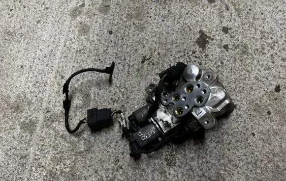 BMW 7 F01 F02 F03 F04 Air suspension compressor 6775258 12096002772