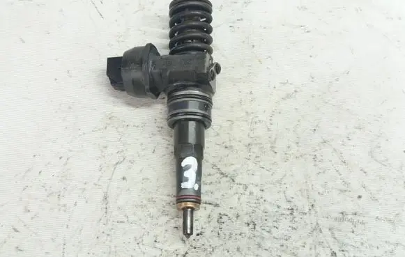 Volkswagen Golf V Fuel injector 038130073BN