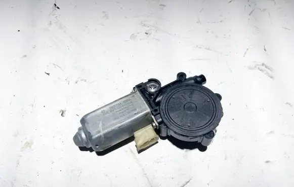 BMW 8 E31 Front door window regulator motor 0130821264