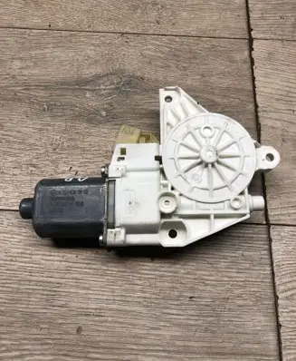 Mercedes-Benz ML W164 Front door window regulator motor 0130822272