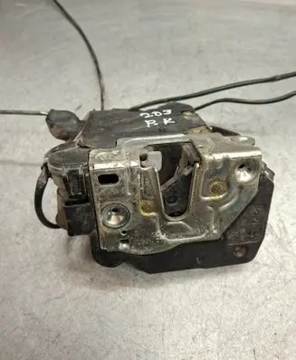 Mercedes-Benz C W203 Front door lock 2037200135