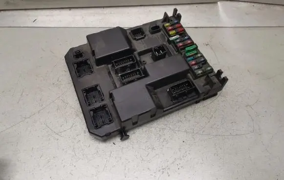 Peugeot 307 Fuse module 9651197680 9651196980