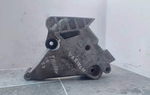 Volkswagen Touran I Engine mounting bracket 03G199207A
