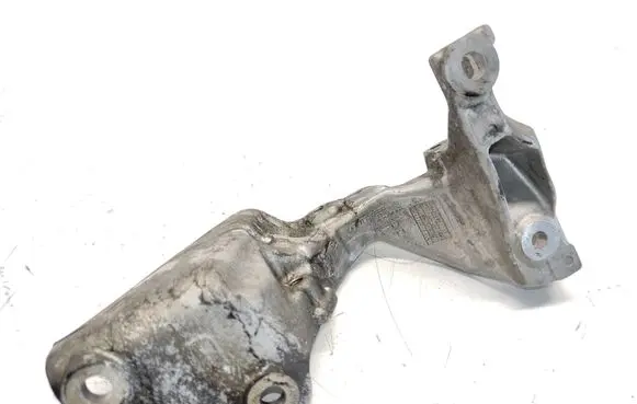 Engine mounting bracket