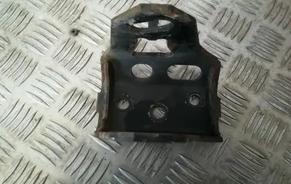 Toyota RAV 4 (XA30) Engine mounting bracket