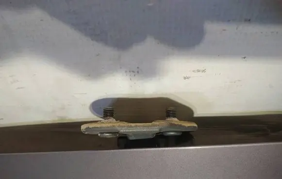 Tailgate/trunk/boot hinge