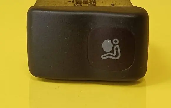 Passenger airbag on/off switch