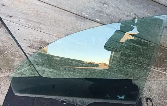 Honda CR-V Front door window glass four-door