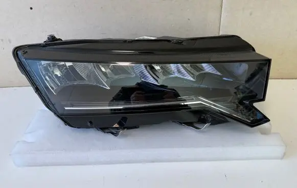 Skoda Octavia Mk4 Headlight/headlamp 5E4941010 LE22A6497
