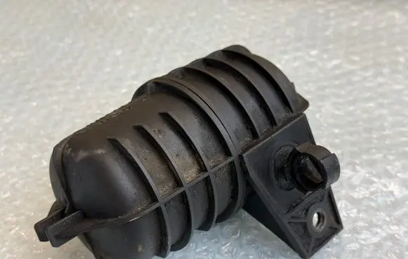 BMW 5 E39 Vacuum air tank 2247620 11652247620