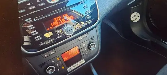 Fiat Punto Evo Radio/CD/DVD/GPS head unit 7355014090 28235664 F199fleur