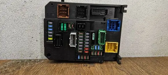 Citroen C4 Grand Picasso Fuse module 9806687980 BSIQ0401 S180204004B
