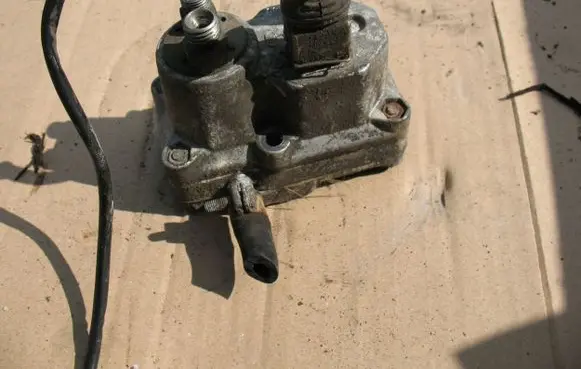Mercedes-Benz S W126 Fuel pressure regulator 0438140103