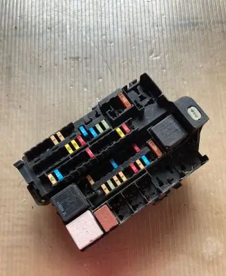 Renault Laguna III Fuse module 8200393836