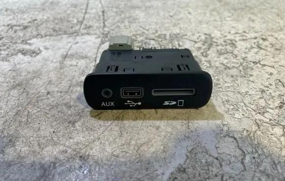 Dodge Challenger USB socket connector 68206384AC 33169193
