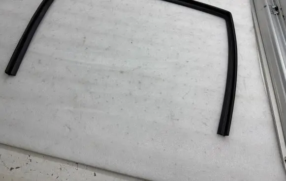 Jeep Grand Cherokee Rubber seal front door window/glass 