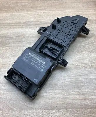 Opel Vectra C Fuse module 13165970 24443147 359171