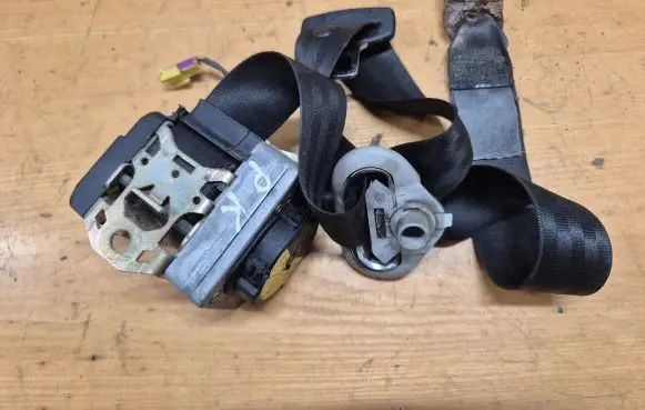 Volkswagen Golf IV Front seatbelt 1H0857737 26330 1J0857731B