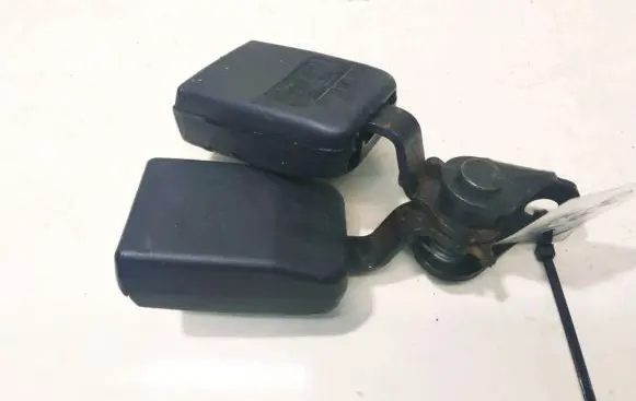 Middle seatbelt buckle (rear)