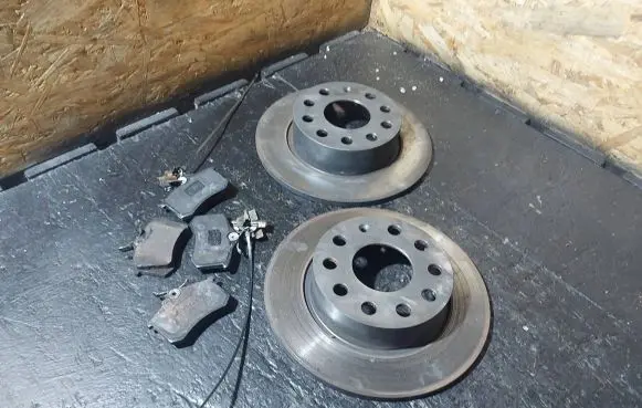 Volkswagen Golf V Rear brake disc DF4276