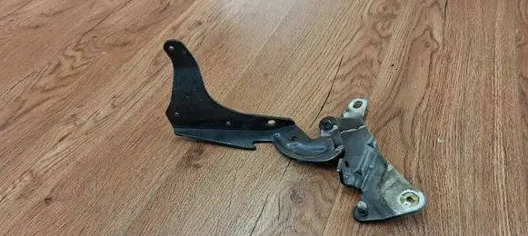 Engine bonnet/hood hinges