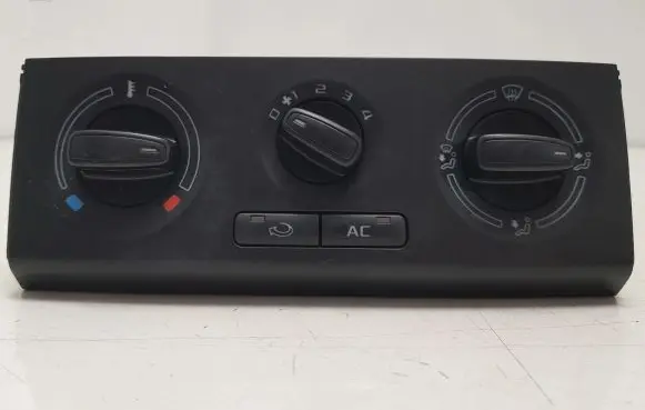 Skoda Fabia Mk2 (5J) Climate control unit 5J0820045D