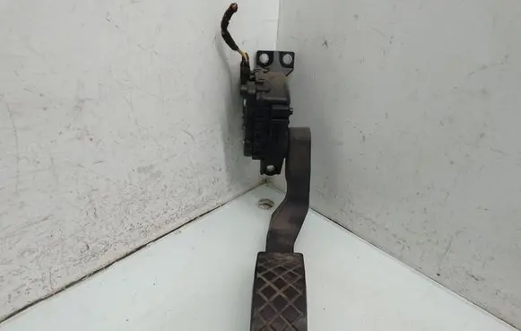 Accelerator throttle pedal