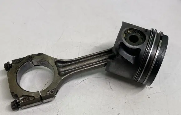 Volvo V70 Piston with connecting rod