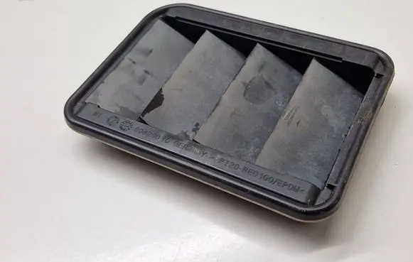 BMW i3 Quarter panel pressure vent 9201647