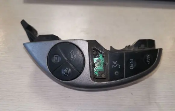 Toyota Prius (XW20) Steering wheel buttons/switches 