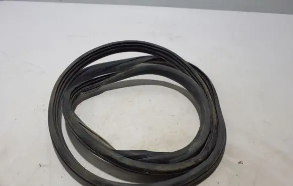 Opel Combo E Front door rubber seal 9818018380