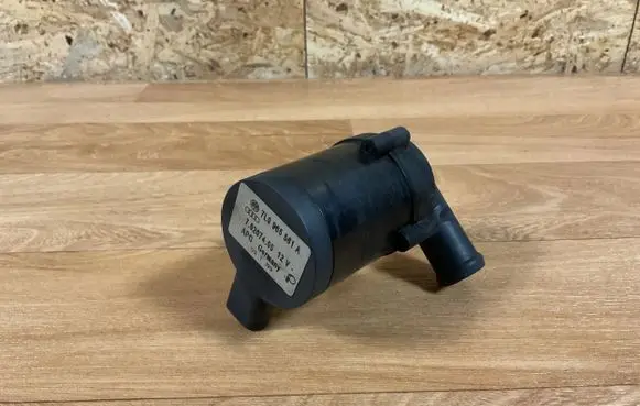 Volkswagen Touareg I Electric auxiliary coolant/water pump 7L0965561A 70207405