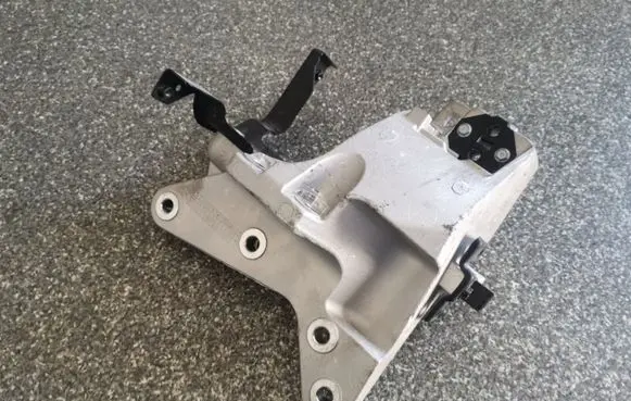 Hyundai Kona I Engine mounting bracket