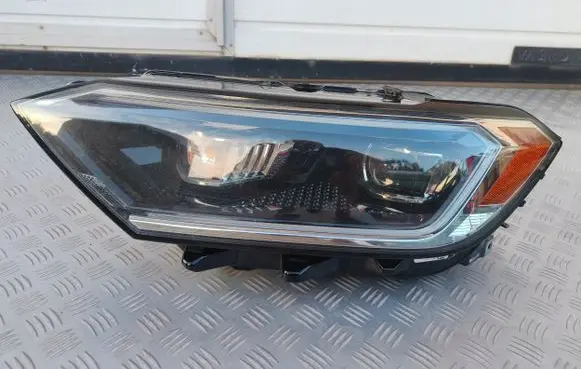Volkswagen Jetta VI Headlight/headlamp