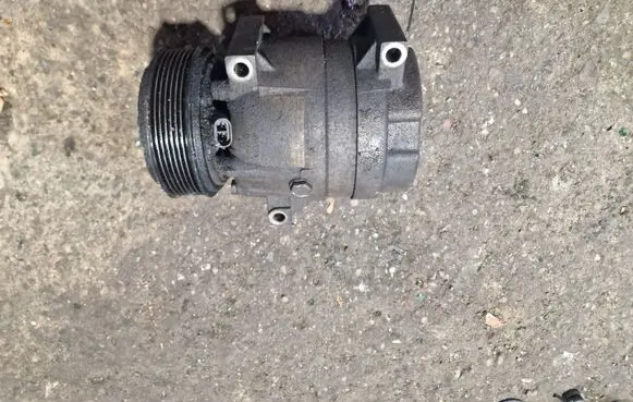 Opel Vivaro Air conditioning (A/C) compressor (pump) 8200795534